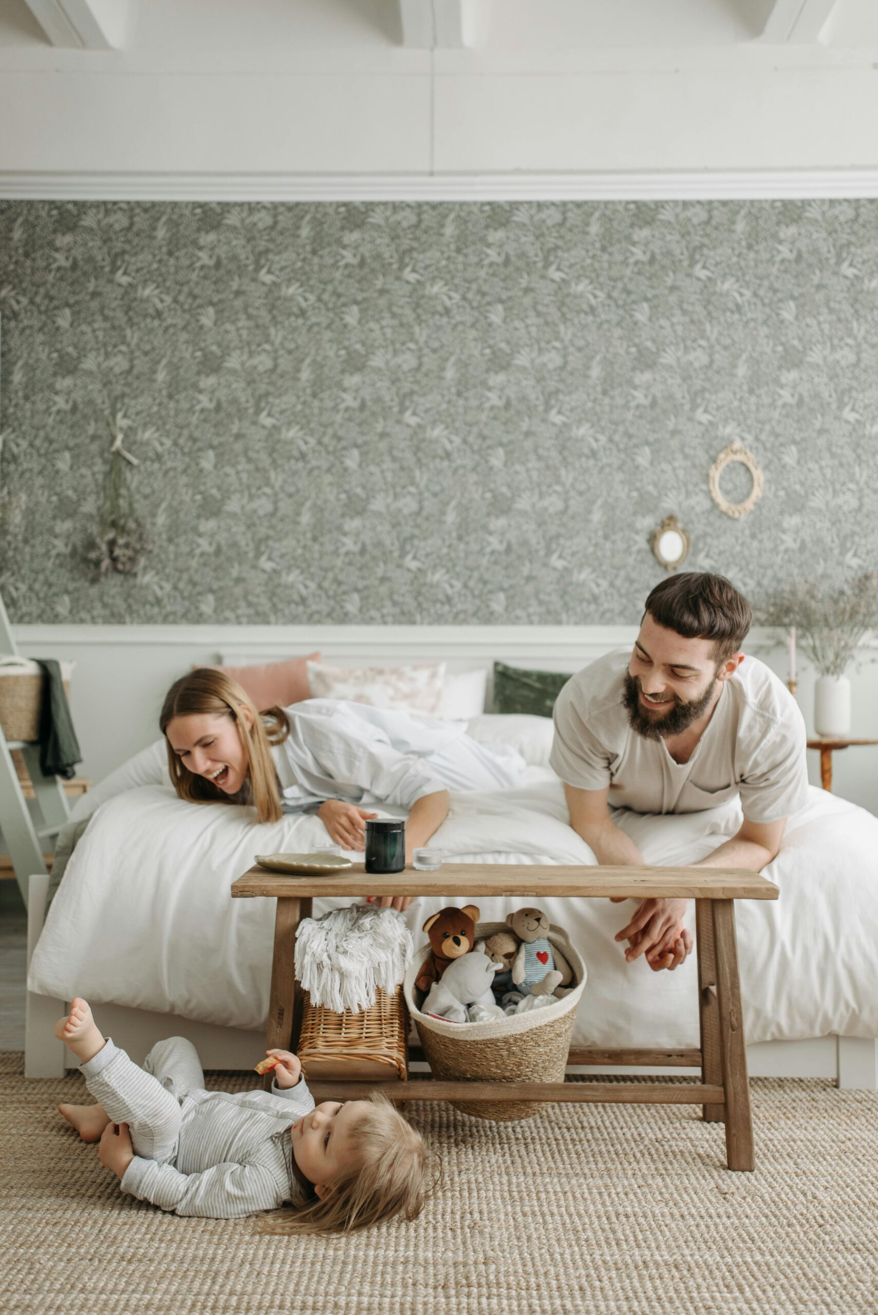 IMAGEN FAMILIA FELIZ EN LA CAMA